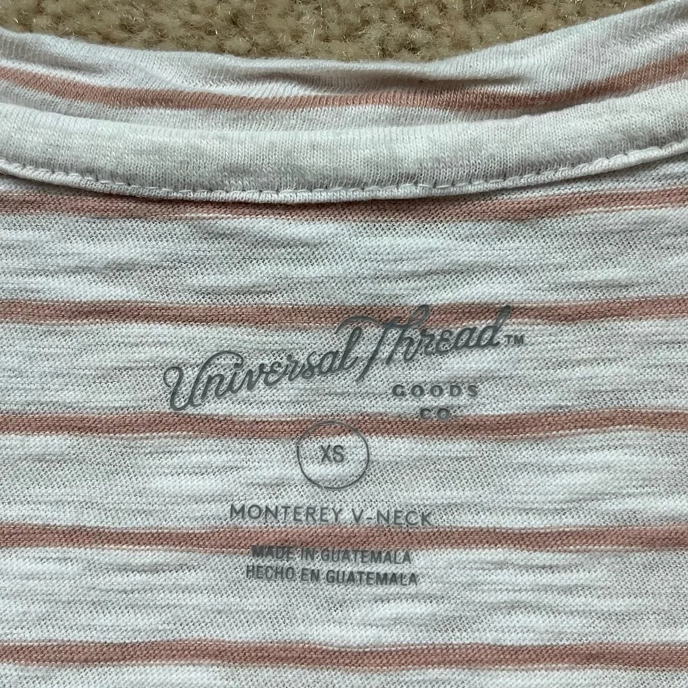 Universal Thread Women’s Beige StrIped Monterey V-neck T-Shirt - XS - EUC